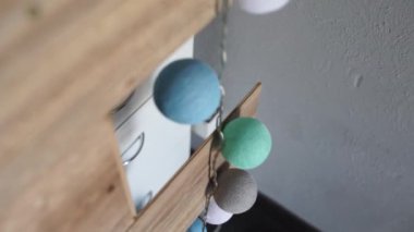 Duvardaki toplardan çelenkler