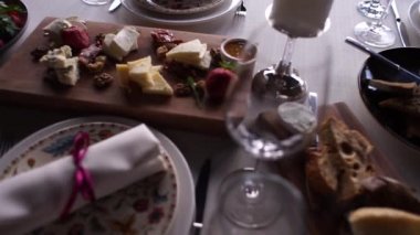 Bir restoranda yemek ve dekor.