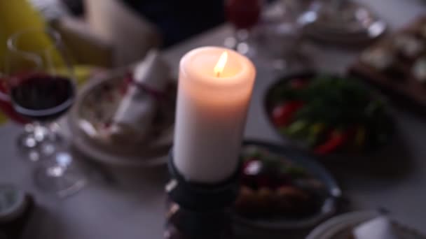 Kaarsen Een Tafel Een Restaurant — Stockvideo