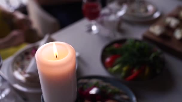 Kaarsen Een Tafel Een Restaurant — Stockvideo