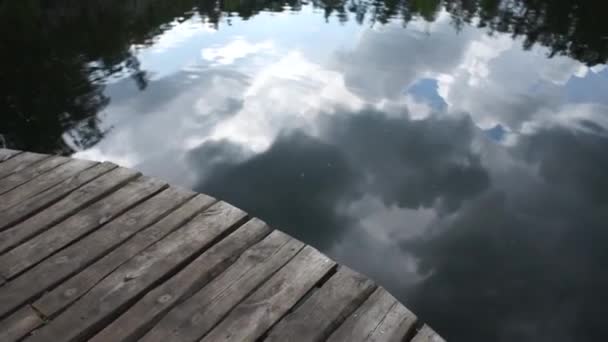 水の中の雲の反射 — ストック動画