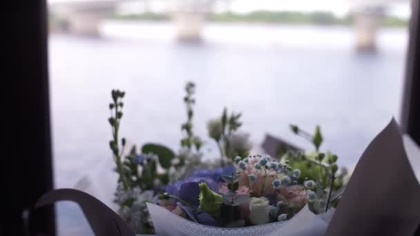 Bir Restoranda Vazoda Çiçekler — Stok video