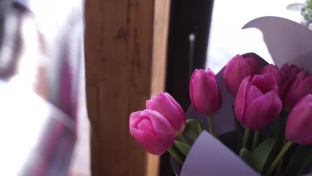 餐厅桌子上的粉红郁金香 — 图库视频影像
