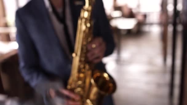 Hombre Tocando Saxofón Restaurante — Vídeos de Stock