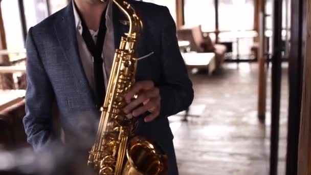 Homem Tocando Saxofone Restaurante — Vídeo de Stock