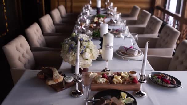 nourriture et décoration sur une table dans un restaurant 