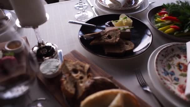 Φαγητό Και Διακόσμηση Ένα Τραπέζι Ένα Εστιατόριο — Αρχείο Βίντεο
