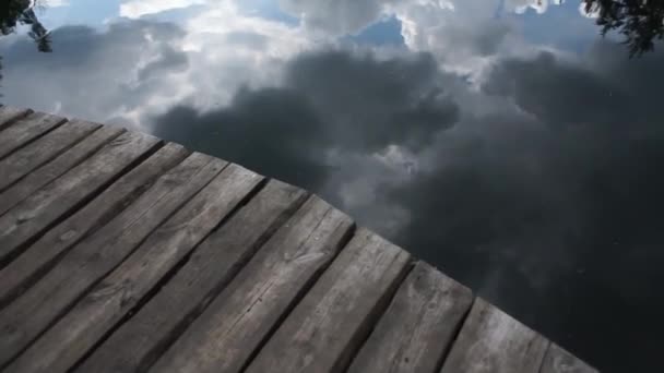 Réflexion Des Nuages Dans Eau — Video