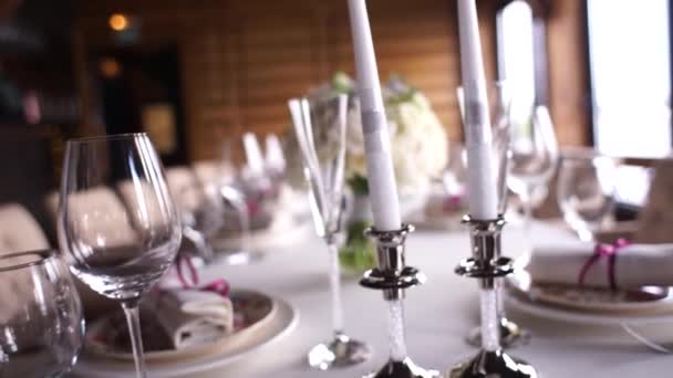 Κεριά Ένα Τραπέζι Ένα Εστιατόριο — Αρχείο Βίντεο