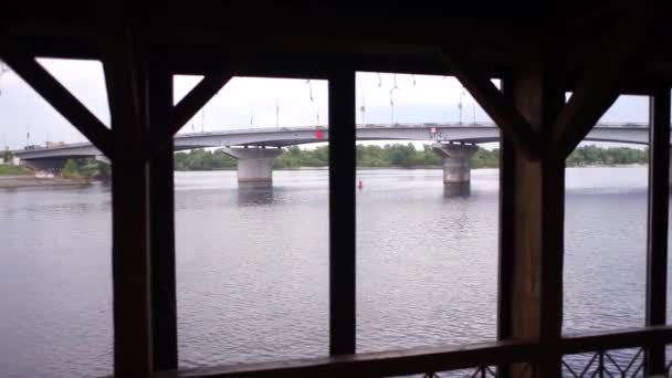 从房子到有桥的河流的窗户 — 图库视频影像