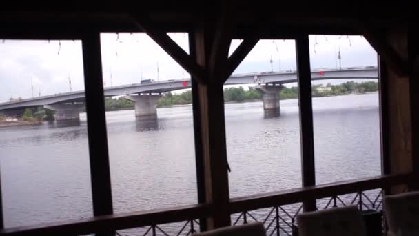 从房子到有桥的河流的窗户 — 图库视频影像