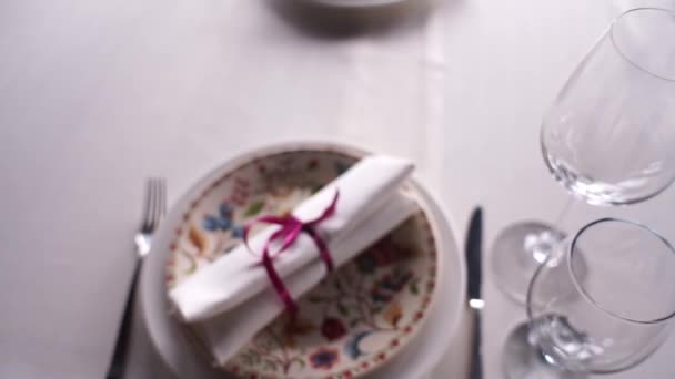 Assiettes Avec Appareils Sur Une Table Dans Restaurant — Video