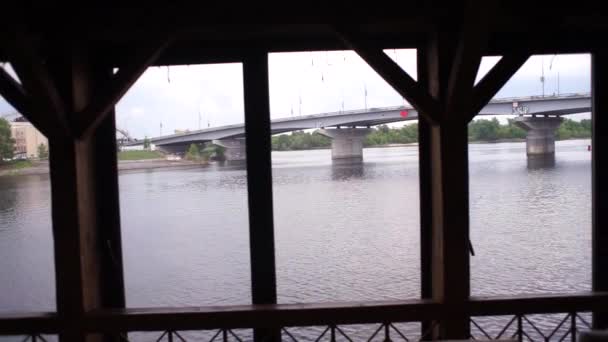 Janela Uma Casa Para Rio Com Uma Ponte — Vídeo de Stock