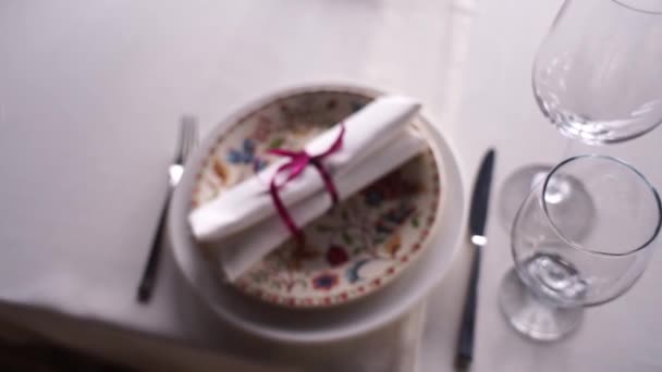 Assiettes Avec Appareils Sur Une Table Dans Restaurant — Video