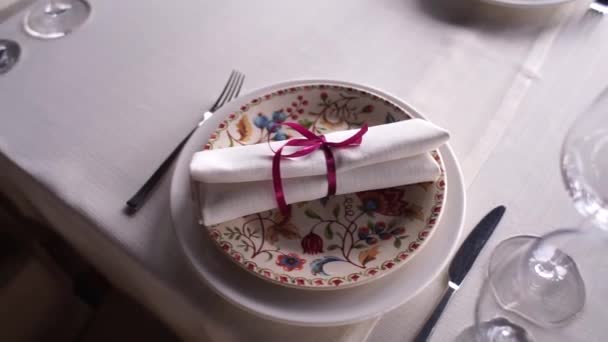 餐桌上有器具的盘子 — 图库视频影像