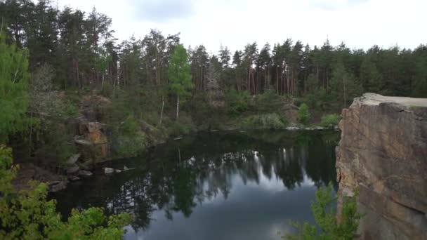 Carrière Dans Forêt Avec Lac — Video