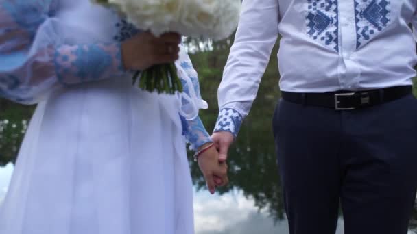 Bruid Bruidegom Houden Elkaars Hand Vast Bij Een Meer Het — Stockvideo