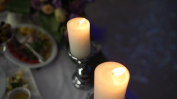 蜡烛在餐馆的桌子上燃着 — 图库视频影像
