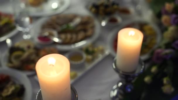 Des Bougies Brûlent Sur Une Table Dans Restaurant — Video