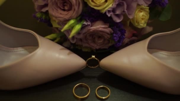 有鞋子的结婚戒指 — 图库视频影像