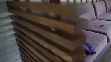 Damadın ceketi yatağın üstünde.