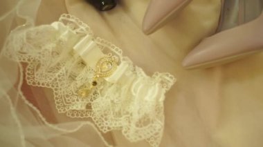 Gelinin jartiyeri yatağın üstünde