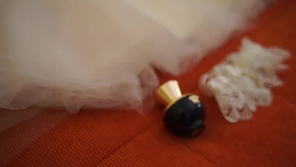 Parfém Šaty Nevěsty Posteli — Stock video