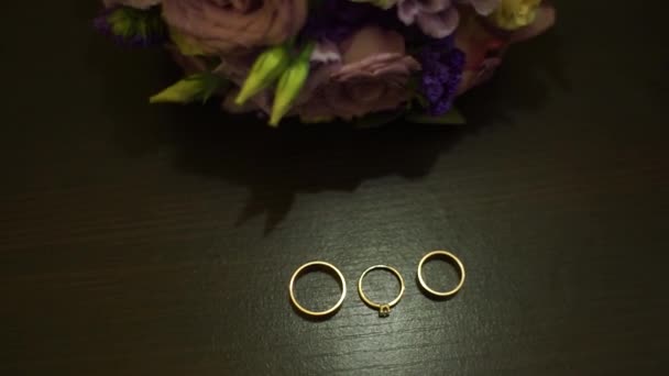 桌上的结婚戒指 — 图库视频影像