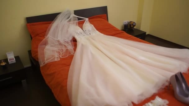 Hochzeitskleid Auf Rotem Bett — Stockvideo