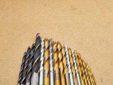 Masanın üzerinde matkaplar var.