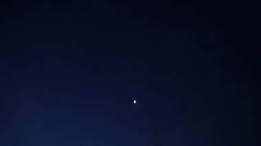 Gece gökyüzünde havai fişekler