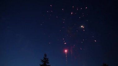 Gece gökyüzünde havai fişekler