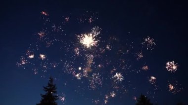 Gece gökyüzünde havai fişekler