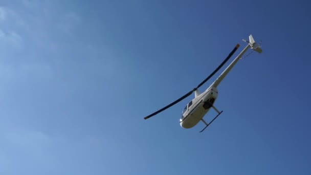 Helicóptero Pasajeros Vuela Lejos — Vídeo de stock