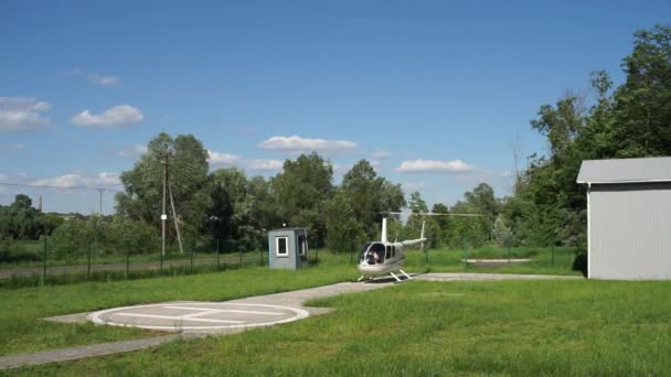 Helicóptero Despega Desde Tierra — Vídeos de Stock