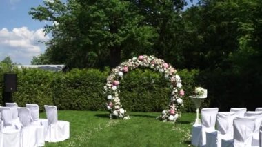 Düğün için yuvarlak çiçek kemeri