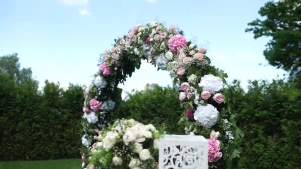 Runder Blumenbogen Für Die Hochzeit — Stockvideo