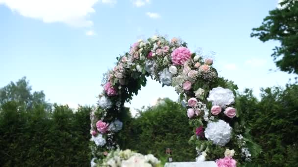結婚式のための丸い花のアーチ — ストック動画