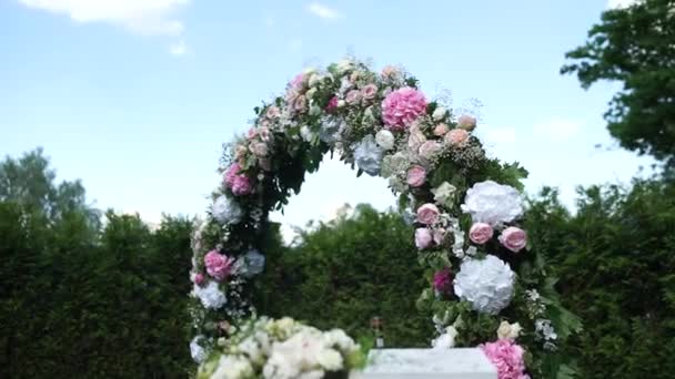 Kulatý Květinový Oblouk Pro Svatbu — Stock video