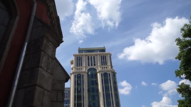 Vista Del Edificio Desde Ventana — Vídeos de Stock