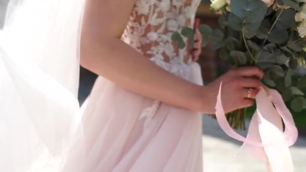 風にベールの花束を持つ花嫁 — ストック動画