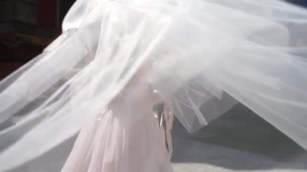 風にベールの花束を持つ花嫁 — ストック動画