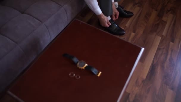 Homem Amarrando Cadarços Sapatos — Vídeo de Stock