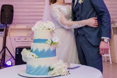 Gelin ve damat düğün pastası kestiler.