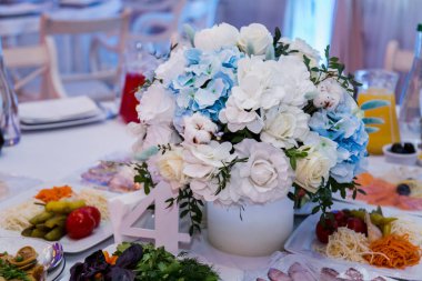 Restoranda bir masanın üstünde dekor.