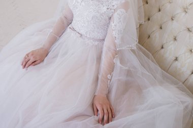 Gelin stüdyoda yalnızdı.