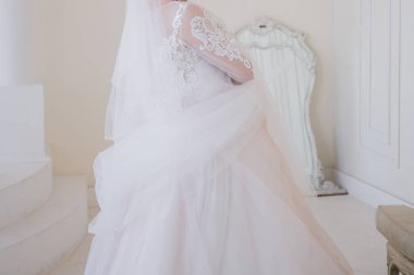 Gelin stüdyoda yalnızdı.