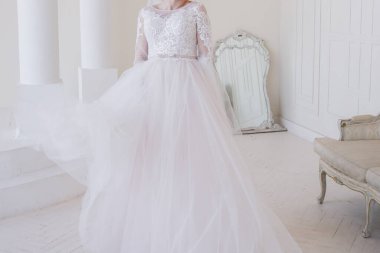 Gelin stüdyoda yalnızdı.