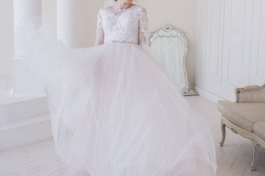 Gelin stüdyoda yalnızdı.