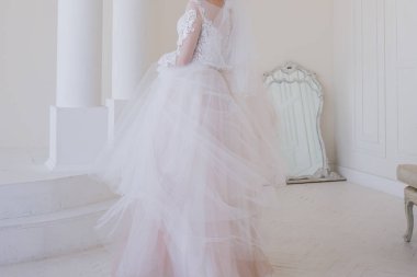 Gelin stüdyoda yalnızdı.